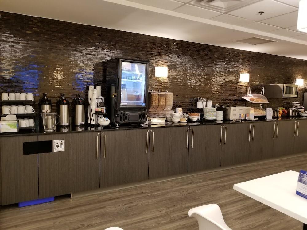 Best Western Plus Airport Inn & Suites Саскатун Екстериор снимка