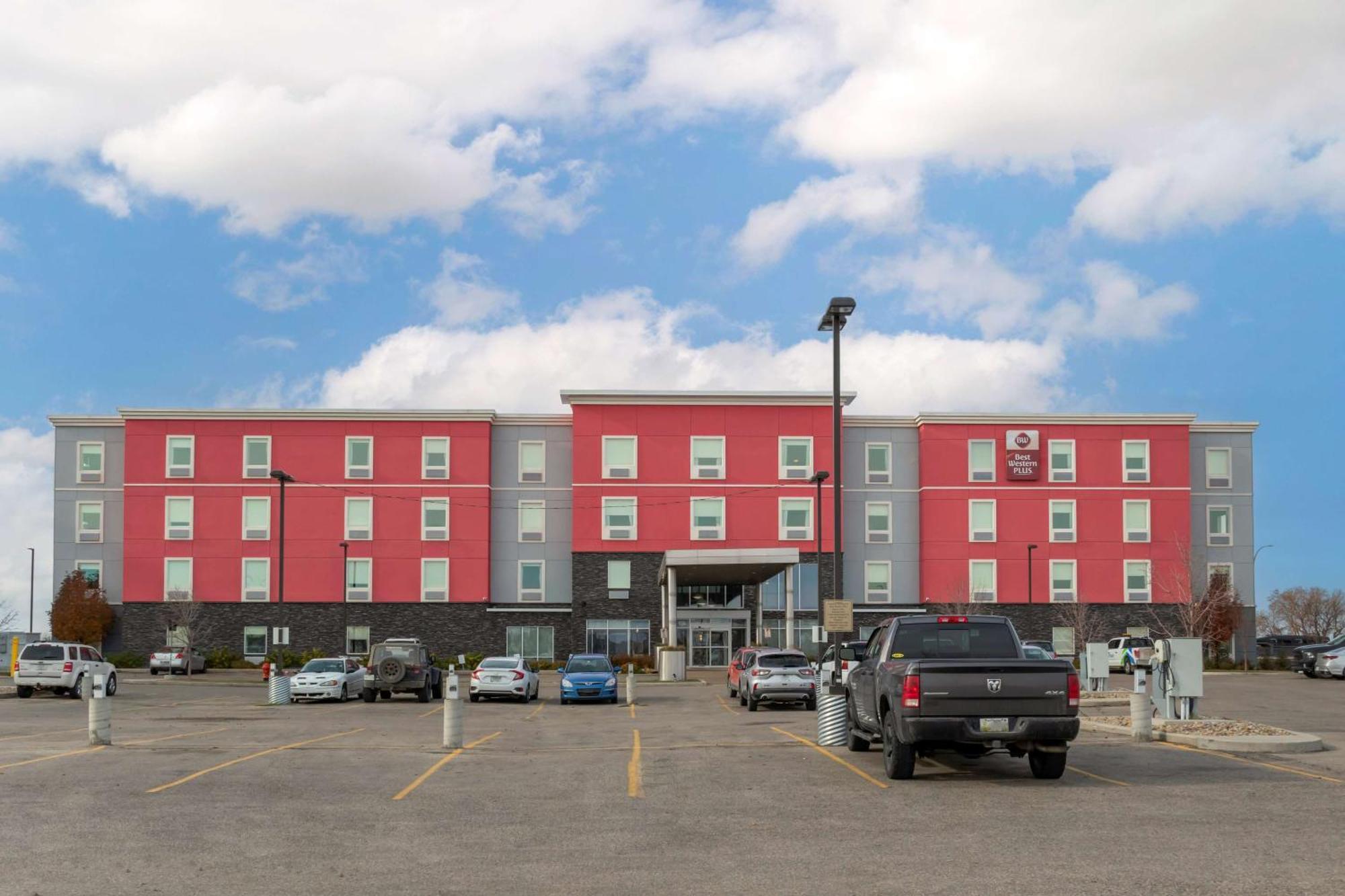 Best Western Plus Airport Inn & Suites Саскатун Екстериор снимка