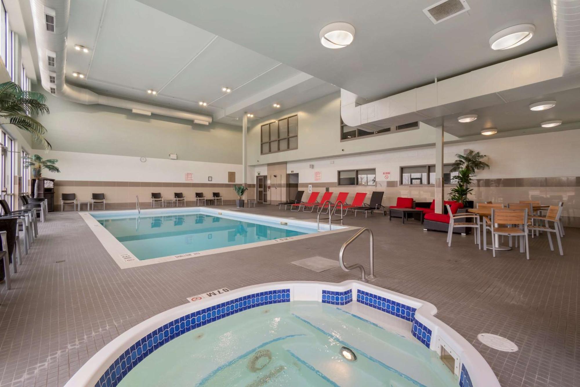 Best Western Plus Airport Inn & Suites Саскатун Екстериор снимка