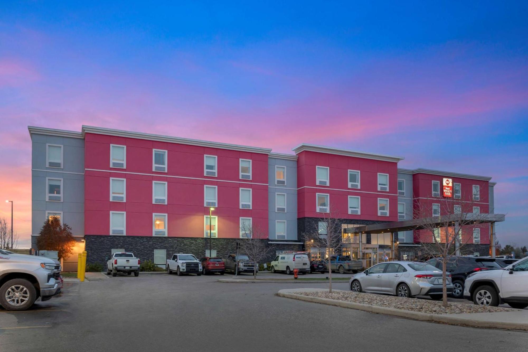 Best Western Plus Airport Inn & Suites Саскатун Екстериор снимка