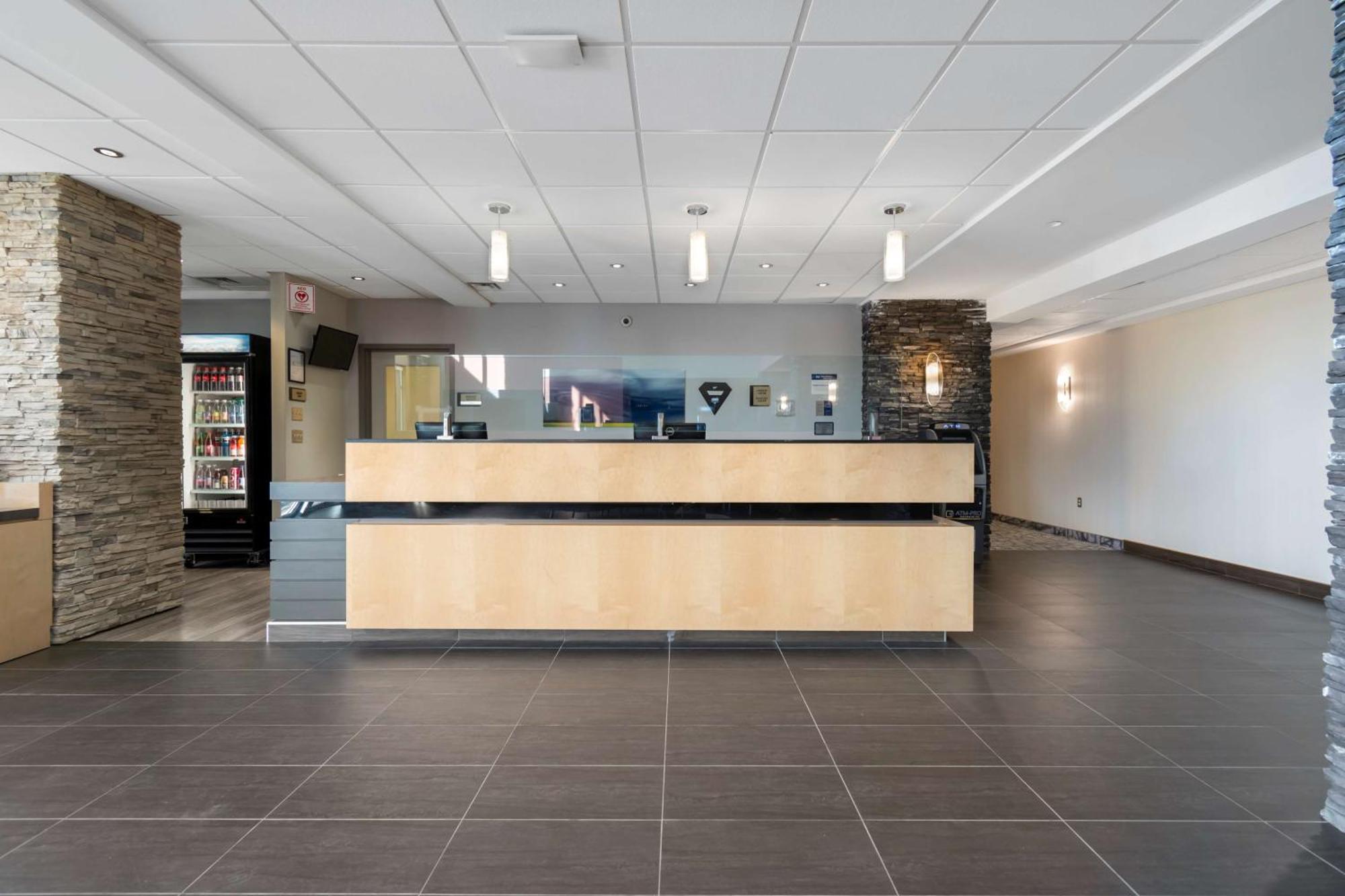 Best Western Plus Airport Inn & Suites Саскатун Екстериор снимка