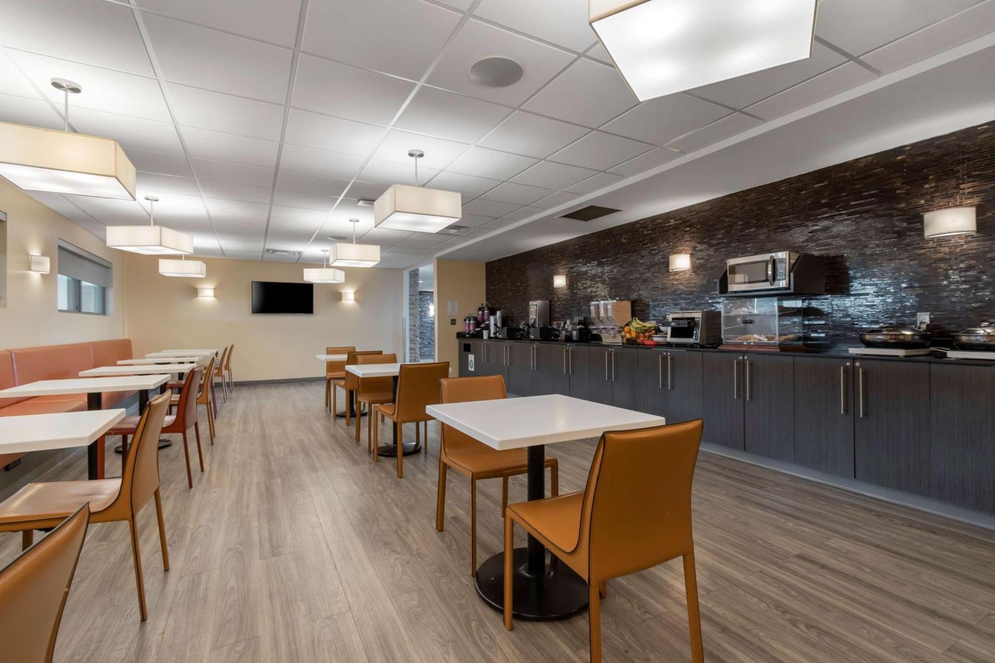 Best Western Plus Airport Inn & Suites Саскатун Екстериор снимка