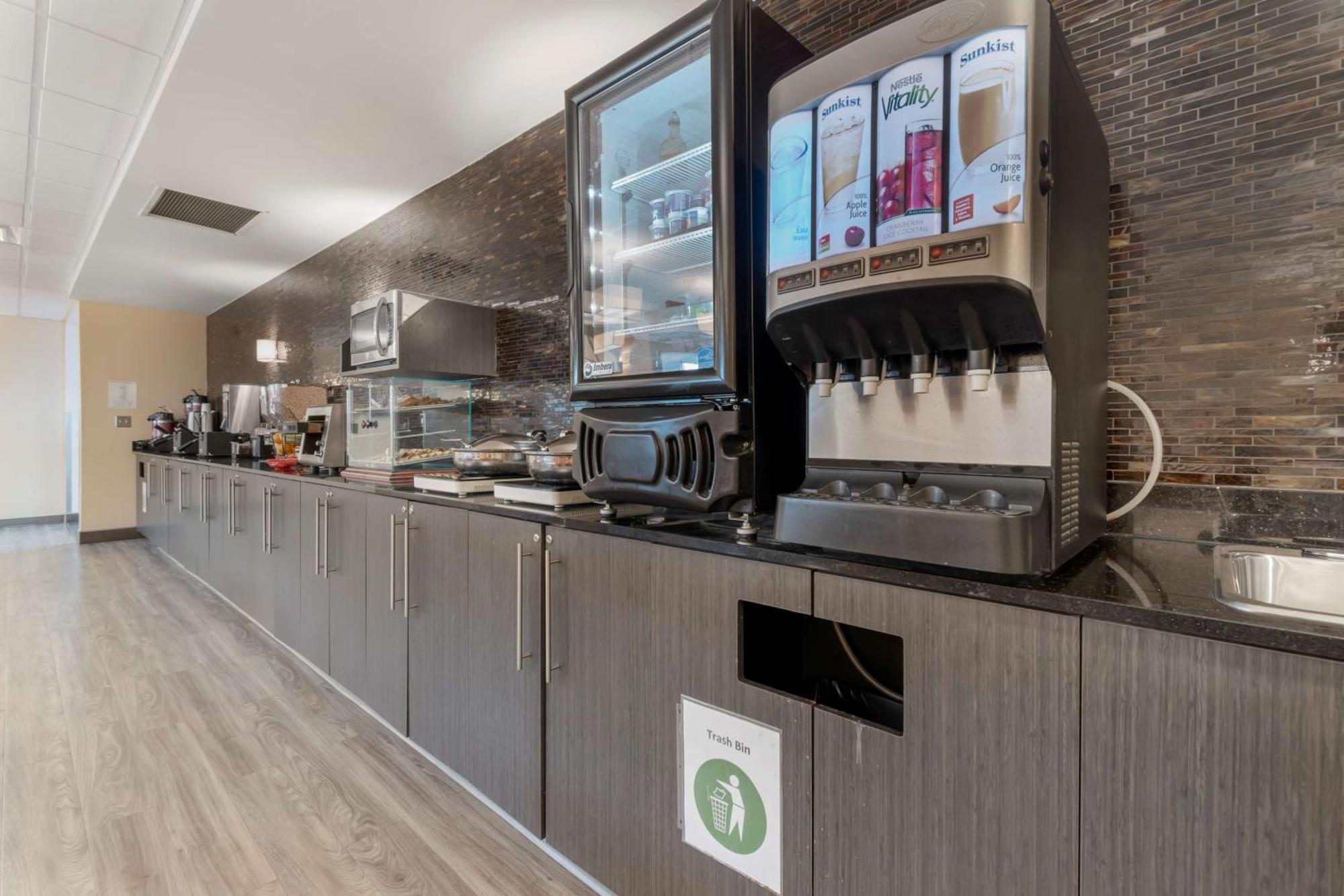 Best Western Plus Airport Inn & Suites Саскатун Екстериор снимка