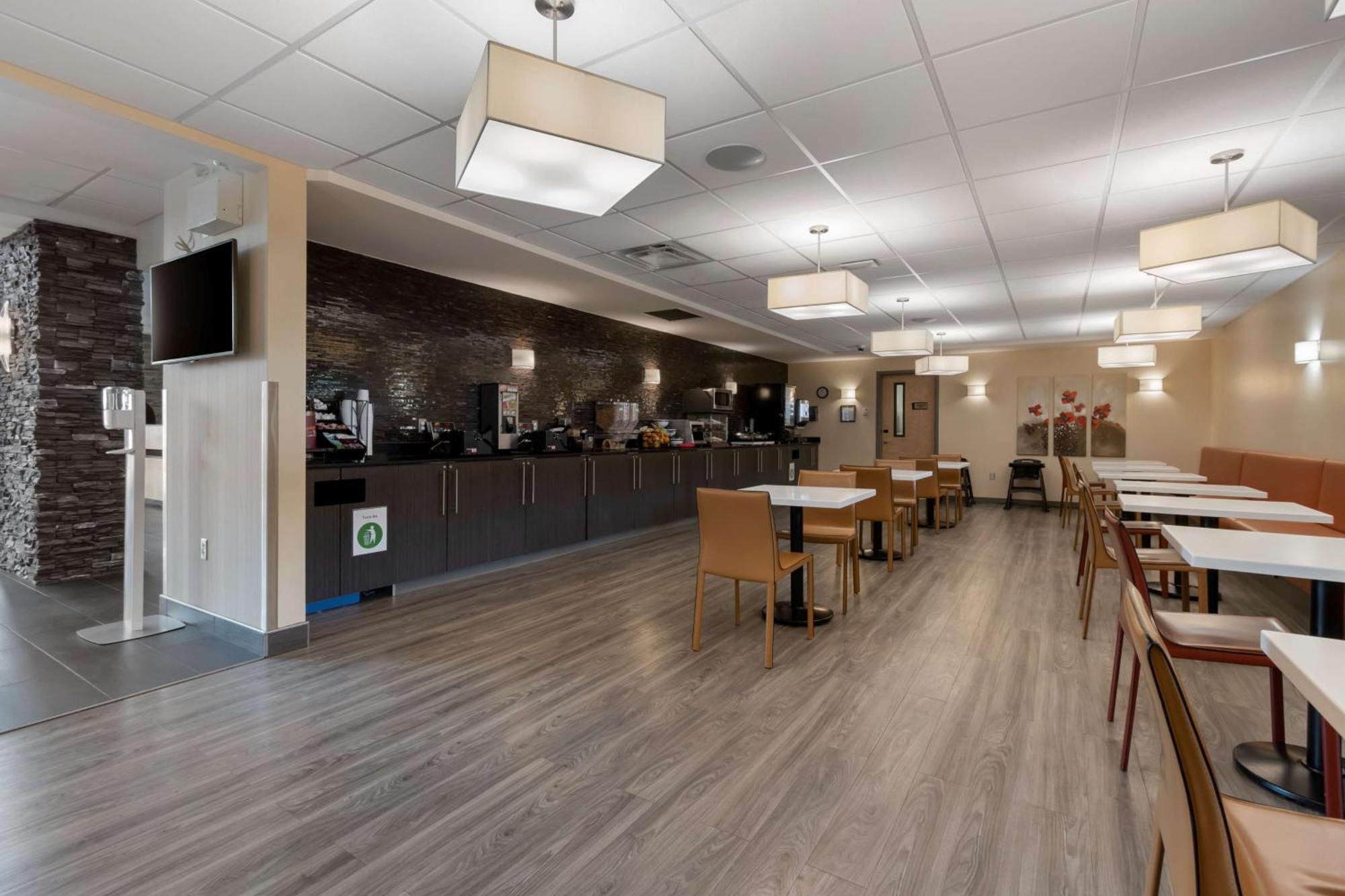 Best Western Plus Airport Inn & Suites Саскатун Екстериор снимка