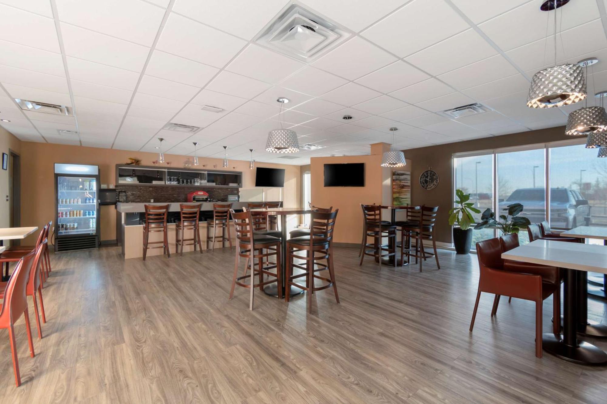 Best Western Plus Airport Inn & Suites Саскатун Екстериор снимка