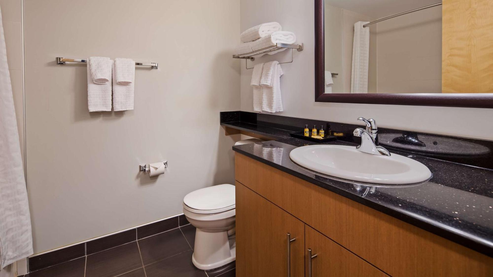 Best Western Plus Airport Inn & Suites Саскатун Екстериор снимка