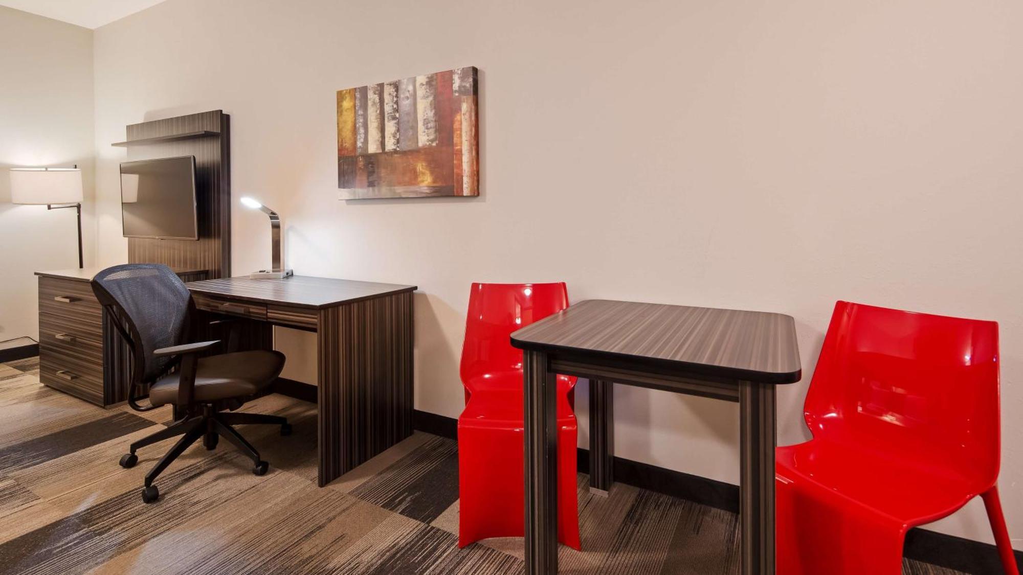 Best Western Plus Airport Inn & Suites Саскатун Екстериор снимка