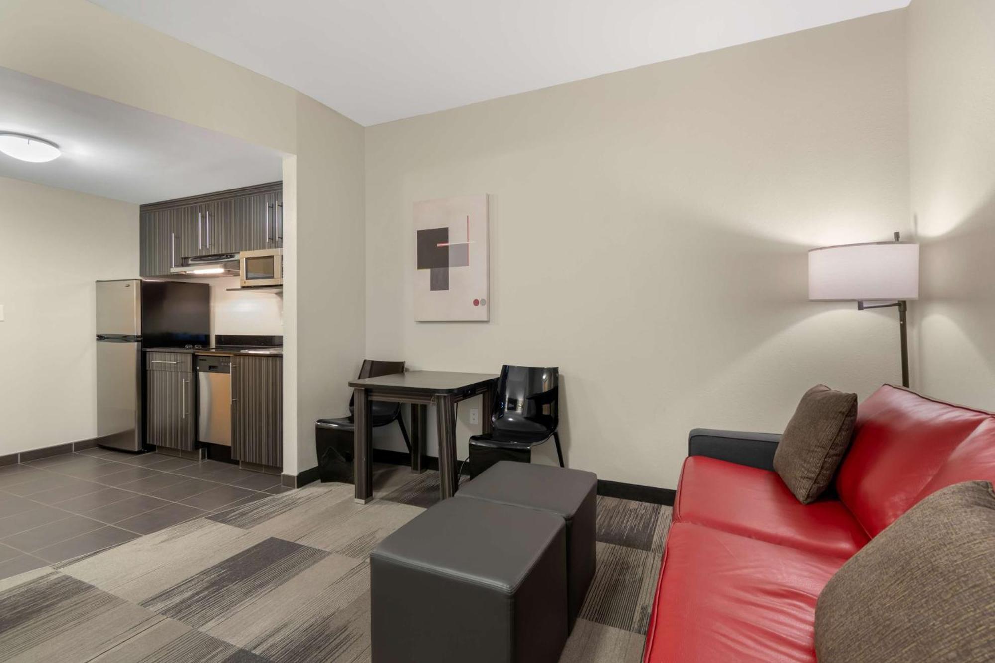 Best Western Plus Airport Inn & Suites Саскатун Екстериор снимка