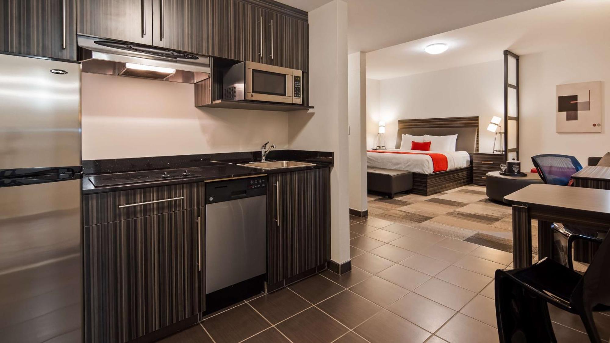 Best Western Plus Airport Inn & Suites Саскатун Екстериор снимка