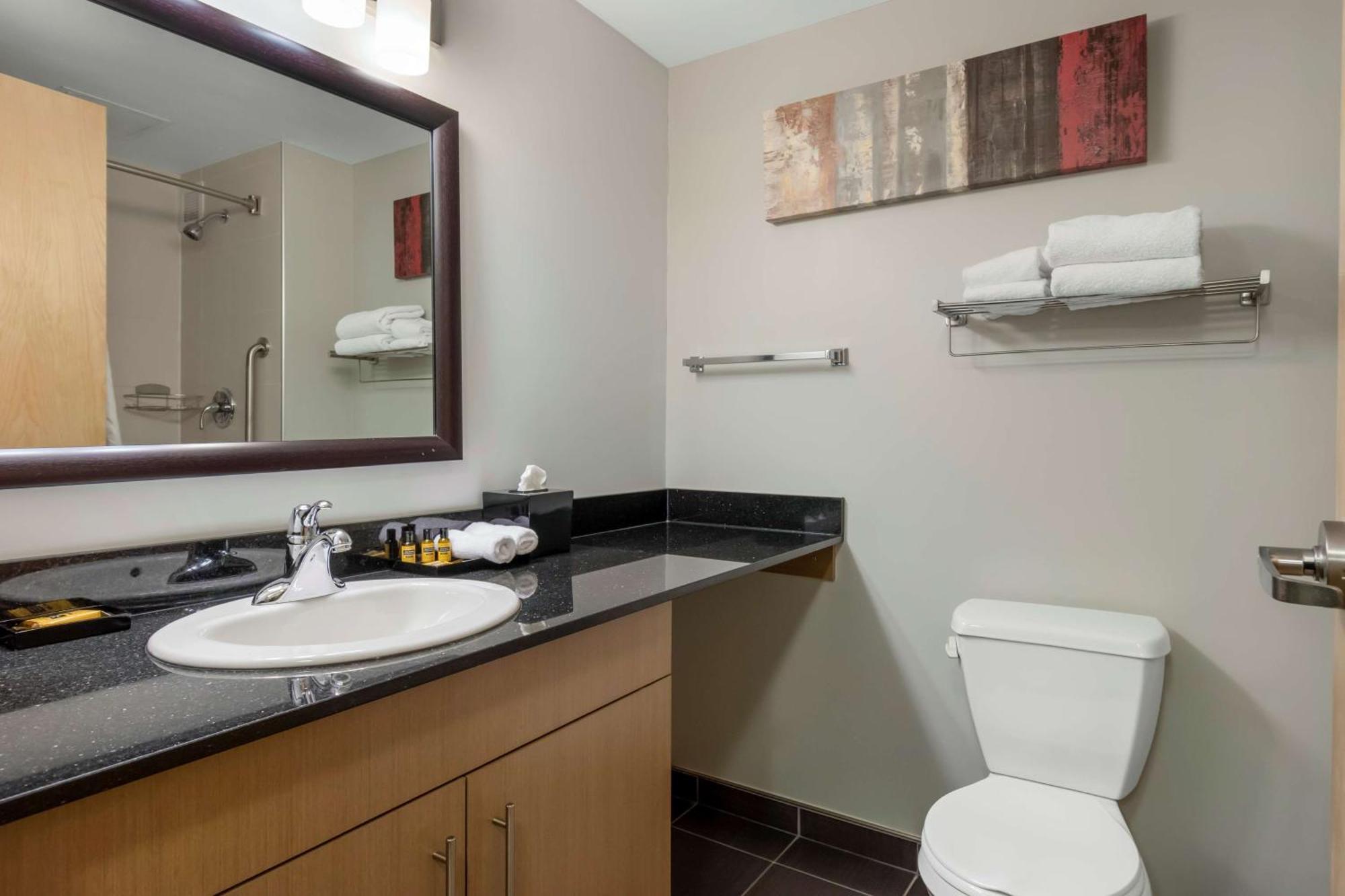 Best Western Plus Airport Inn & Suites Саскатун Екстериор снимка
