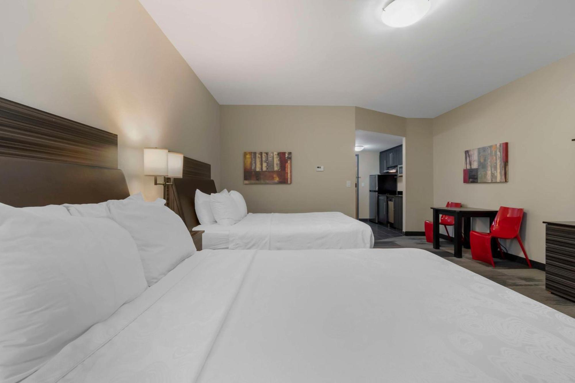 Best Western Plus Airport Inn & Suites Саскатун Екстериор снимка