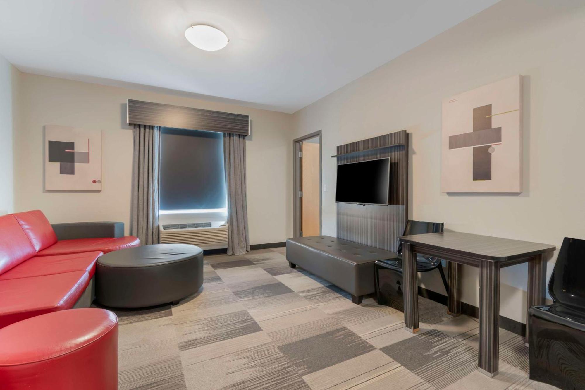 Best Western Plus Airport Inn & Suites Саскатун Екстериор снимка