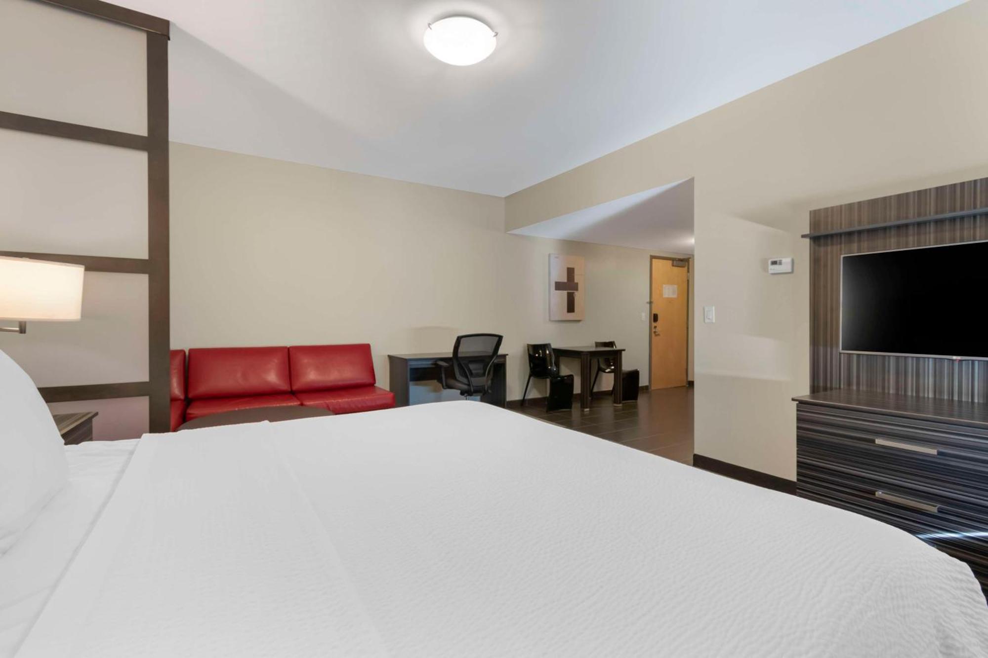 Best Western Plus Airport Inn & Suites Саскатун Екстериор снимка