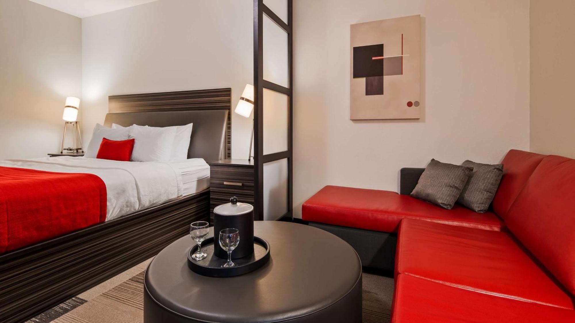 Best Western Plus Airport Inn & Suites Саскатун Екстериор снимка
