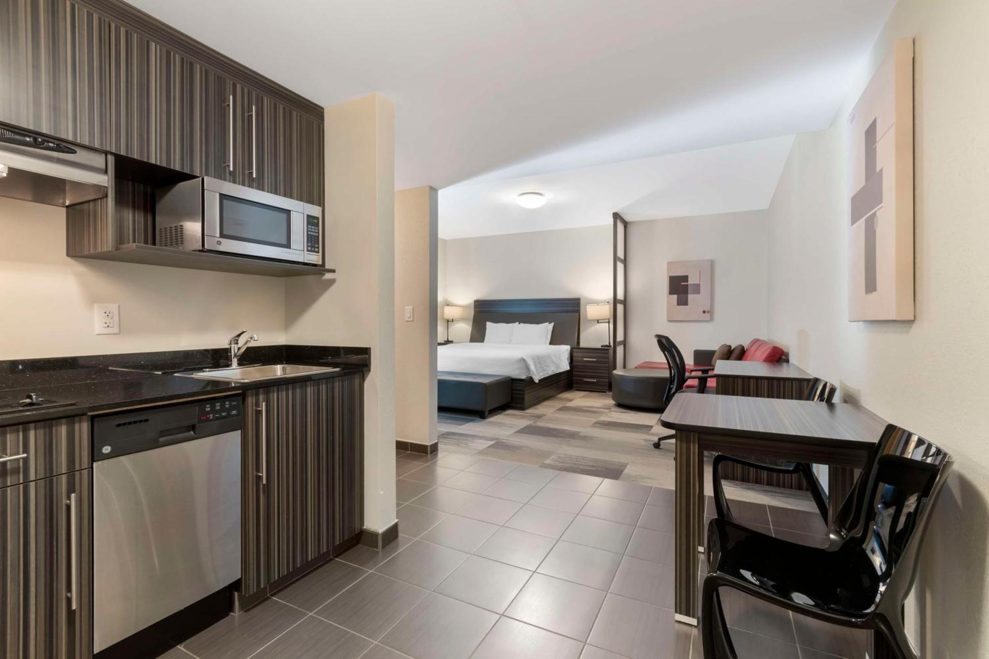 Best Western Plus Airport Inn & Suites Саскатун Екстериор снимка