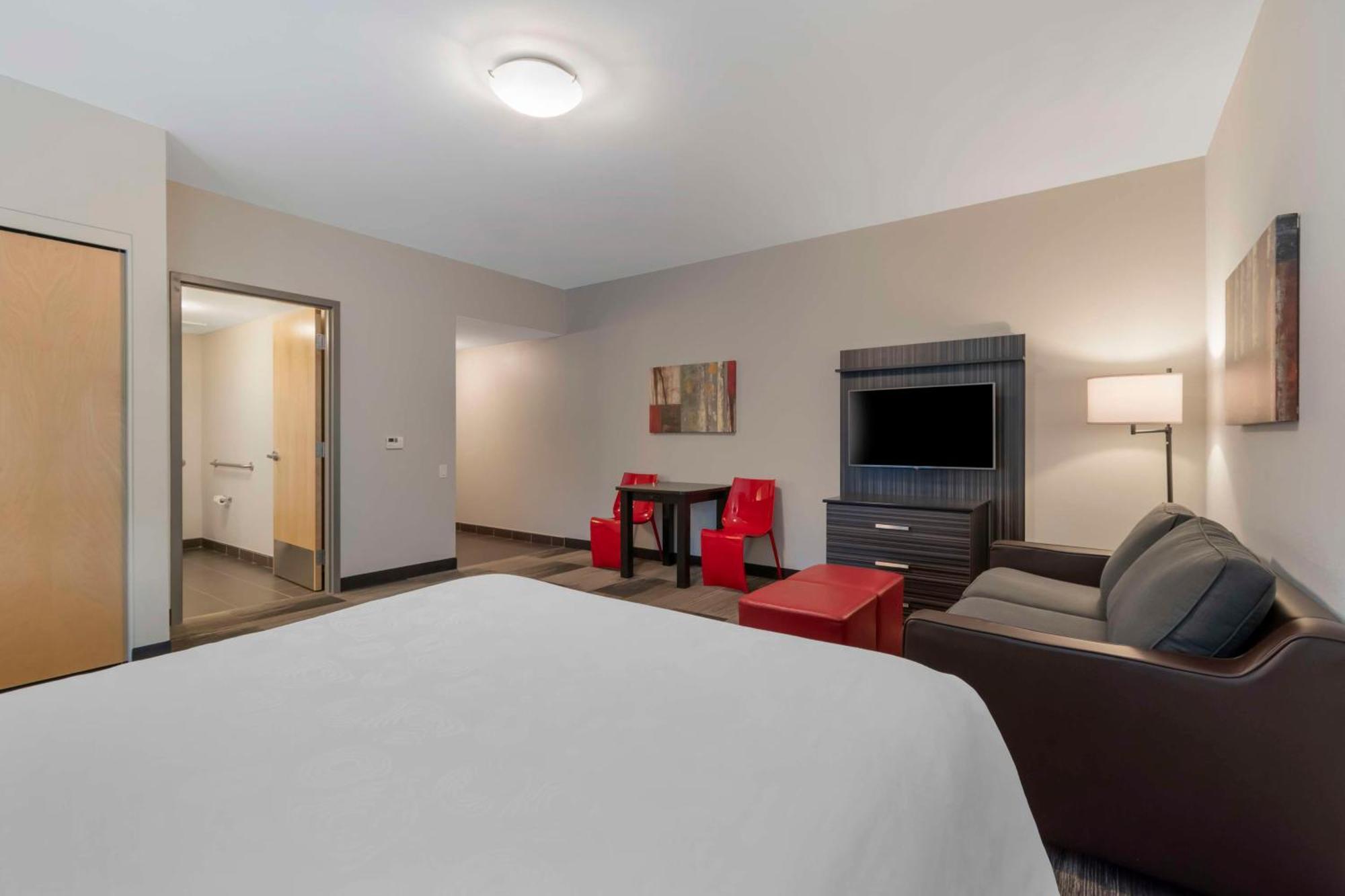 Best Western Plus Airport Inn & Suites Саскатун Екстериор снимка