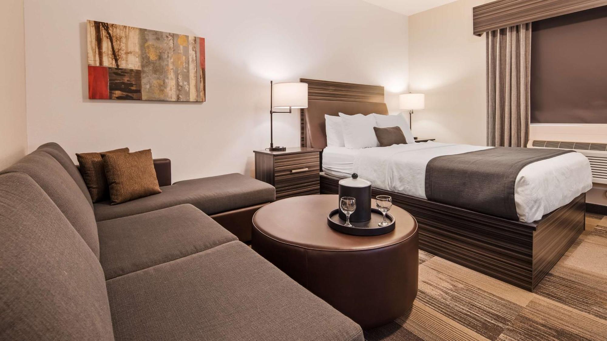 Best Western Plus Airport Inn & Suites Саскатун Екстериор снимка