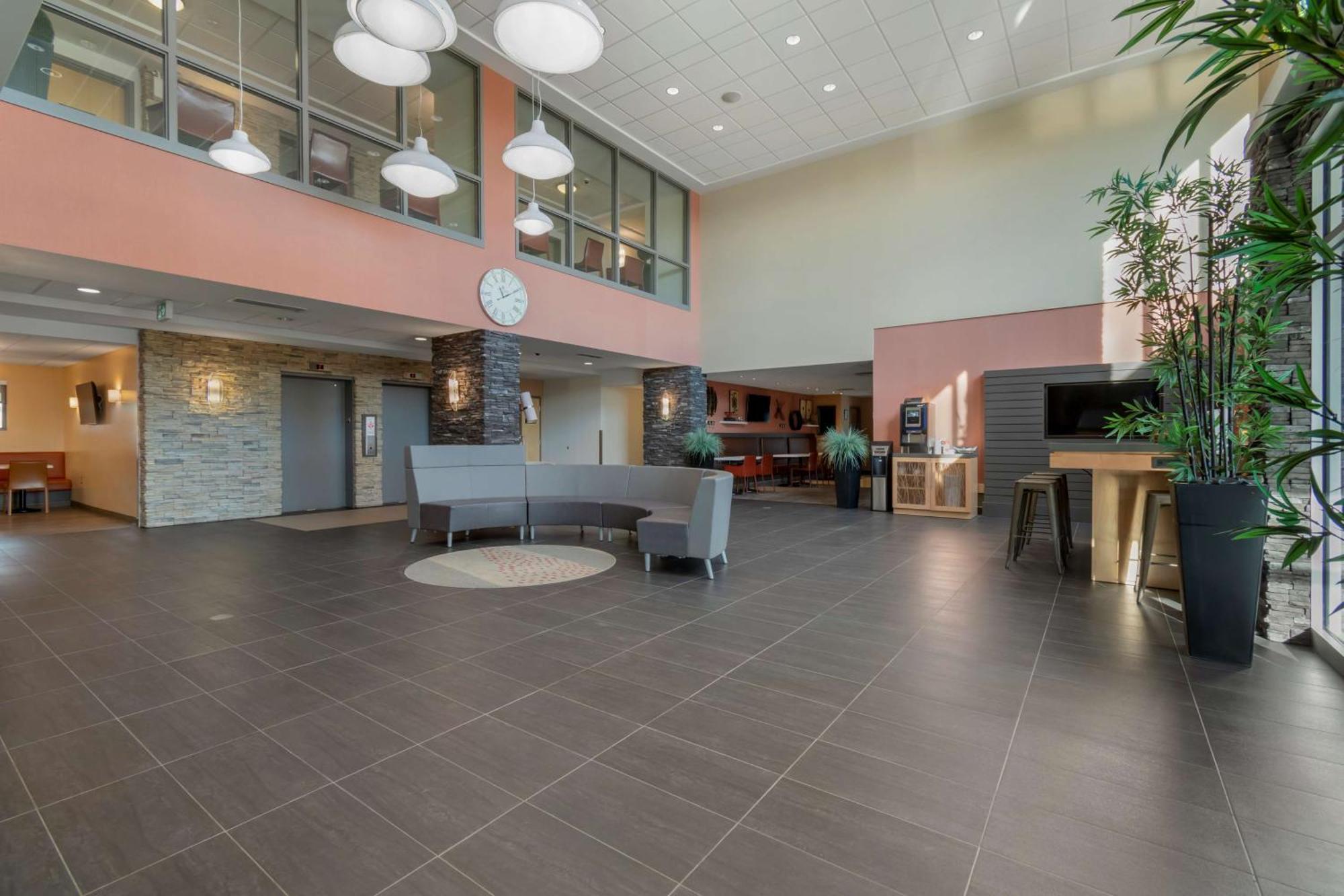 Best Western Plus Airport Inn & Suites Саскатун Екстериор снимка